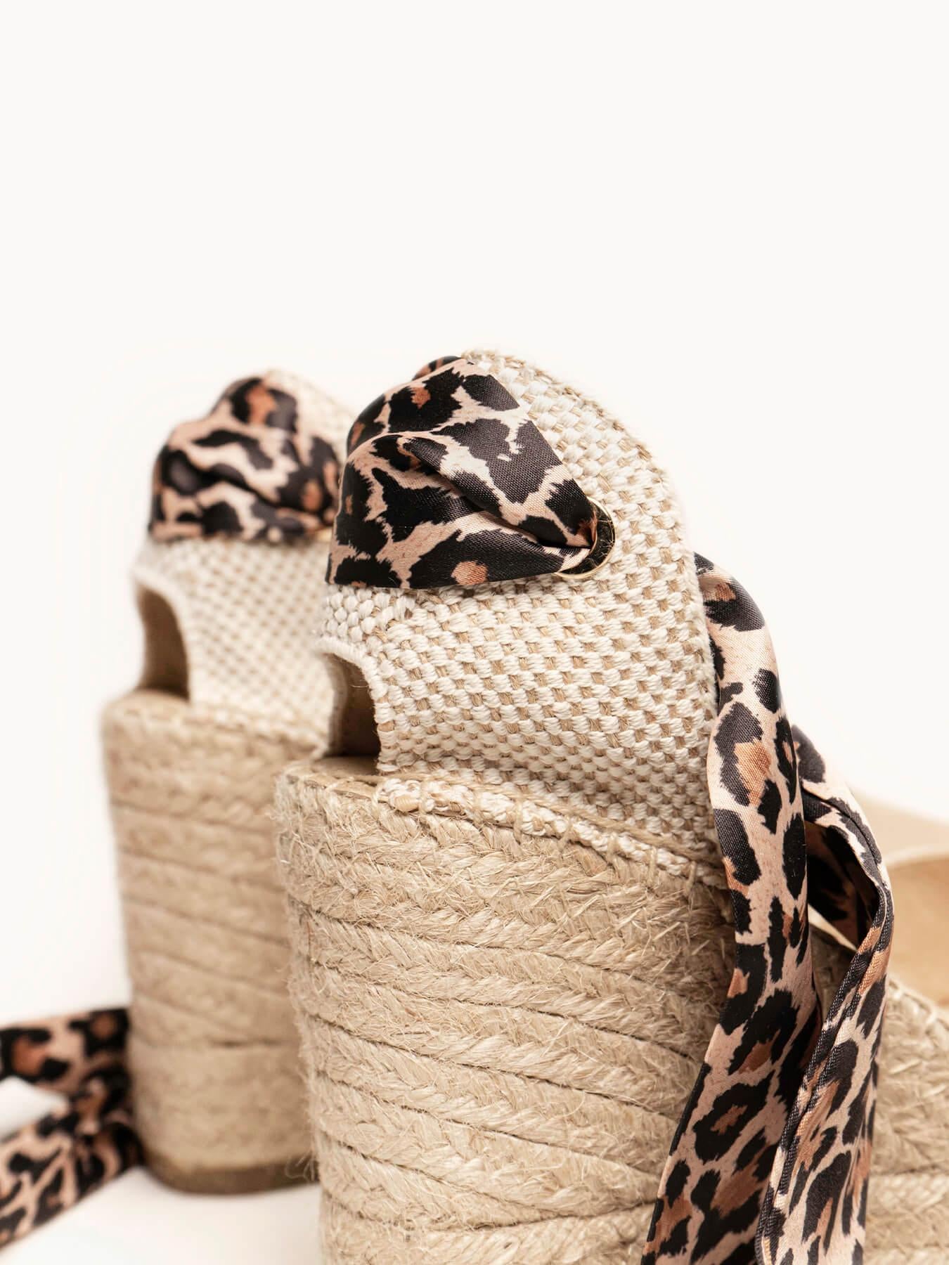 Pañuelo estampado de leopardo color arena