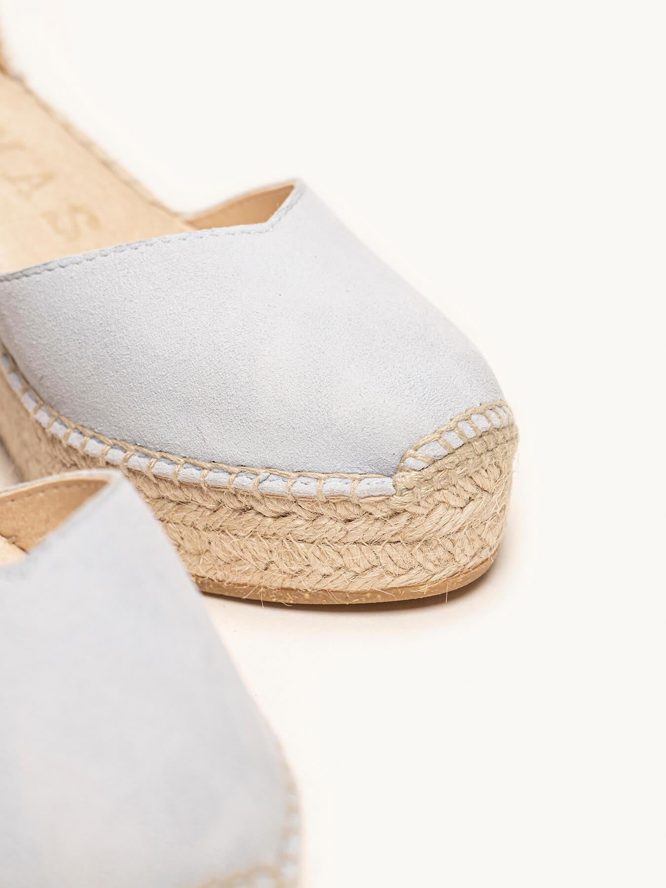 Jara Cuña Media Plataforma Ante Azul Claro